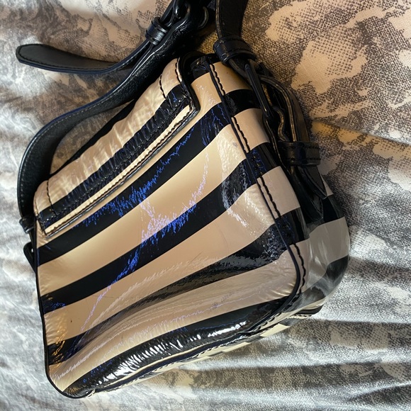 KATE SPADE - Stripe Ivory Black Small Messenger - Picture 4 of 5